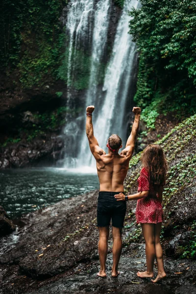Turisté Vodopádu Zadní Pohled Pár Dovolené Bali Líbánkový Výlet Zamilovaný — Stock fotografie
