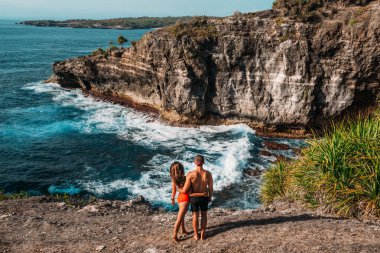 Birbirine aşık bir çift Bali adasında tatil yapıyor. Adadaki kadın ve erkek. Deniz turu. Balayı gezisi. Balayına çıkmış bir çift. Güzel bir çift dünyayı gezer. Mutlu çift tatilde..