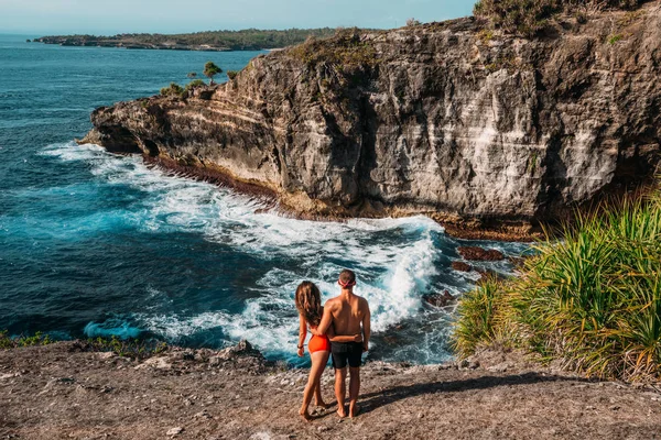 Birbirine aşık bir çift Bali adasında tatil yapıyor. Adadaki kadın ve erkek. Deniz turu. Balayı gezisi. Balayına çıkmış bir çift. Güzel bir çift dünyayı gezer. Mutlu çift tatilde..