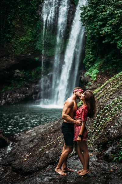 滝で恋にカップル 愛のカップルは世界を旅します 男と女が旅をする二人はアジアを旅する インドネシアの滝 新婚旅行だバリ島での休暇 — ストック写真