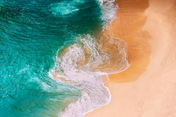 Αεροφωτογραφία Των Τυρκουάζ Κυμάτων Του Ωκεανού Στην Παραλία Όμορφη Αμμώδης — Φωτογραφία Αρχείου