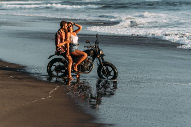 Kumsalda aşık bir çift gün batımıyla tanışır. Motosikletli güzel bir çift deniz kenarında gün batımıyla karşılaşır. Erkek ve kadın Bali 'de motosikletle seyahat ediyorlar. Gün batımında kadın ve erkek. Denizde tatil.