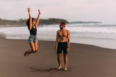 Tatildeki mutlu çift. Sahilde aşıklar. Kadın ve erkek denizde dinleniyor. Güzel bir çift denizde eğlenir. Denizde tatil. Bali adasında bir tatil. Asya 'ya seyahat