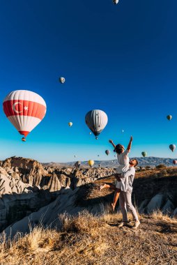 Balayı gezisi. Balonların arasında birbirine aşık bir çift. Bir adam bir kıza evlenme teklif eder. Kapadokya 'da aşık bir çift. Türkiye 'de bir çift. Erkek ve kadın seyahat ediyor. Balon festivali. Çift dünyayı gezer.