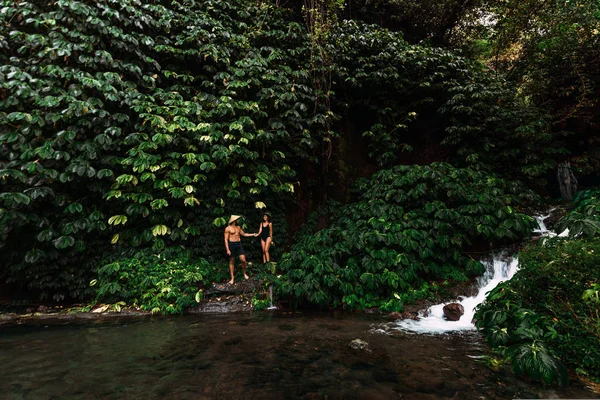 Casal Apaixonado Nos Trópicos Casal Está Viajando Ásia Belo Casal — Fotografia de Stock