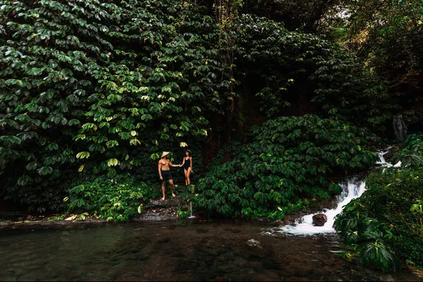 Para Zakochanych Tropikach Para Podróżuje Azji Piękna Para Podróżująca Wyspie — Zdjęcie stockowe