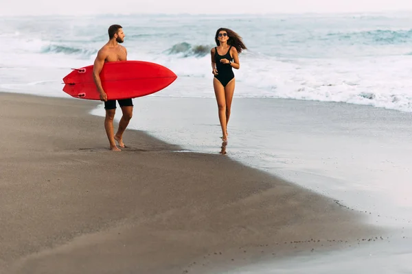 Coppia Innamorata Spiaggia Con Una Tavola Surf Tramonto Bellissima Coppia — Foto Stock