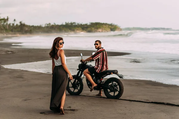 Elegante Pareja Una Motocicleta Playa Pareja Enamorada Atardecer Junto Mar — Foto de Stock