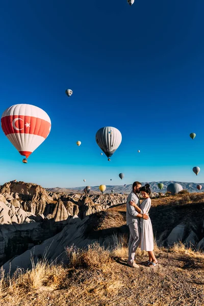 風船の中で恋に落ちるカップル 男は女にプロポーズする カッパドキアに恋をしているカップル トルコのカップル 山の中で新婚旅行 男性と女性の旅行 気球に乗って飛ぶ 世界を旅する — ストック写真
