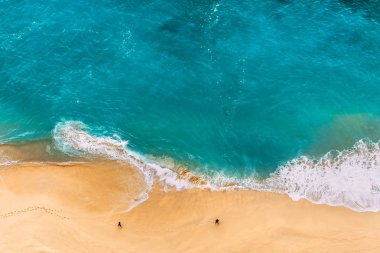 Güzel Hint Okyanusu, Bali, Endonezya. Turkuaz denizi olan güzel kumlu bir sahil. Tropikal turkuaz okyanus plajı Nusa Penida Bali Endonezya 'nın insansız hava aracı görüntüsü. Üst görünümden bir arkaplan olarak sahil