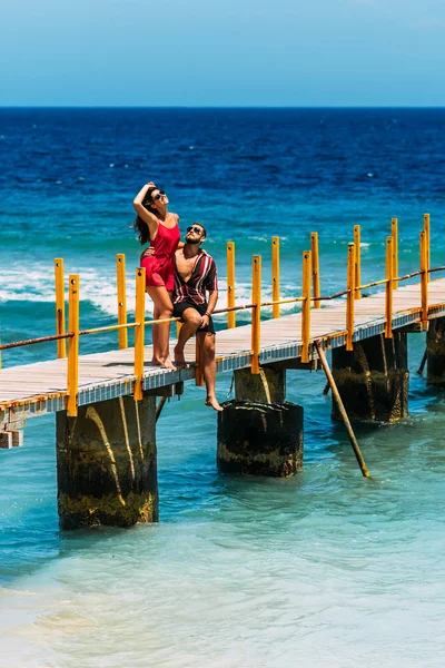 Coppia Felice Vacanza Passeggiando Lungo Molo Legno Sopra Oceano Tropicale — Foto Stock