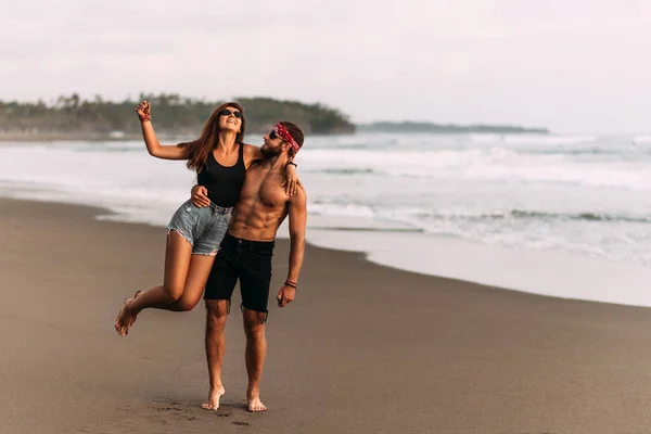 Щаслива Пара Розважається Узбережжі Пара Веселиться Пляжі Індонезії Чоловік Жінка — стокове фото
