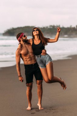 Tatildeki mutlu çift. Sahilde aşıklar. Kadın ve erkek denizde dinleniyor. Güzel bir çift denizde eğlenir. Denizde tatil. Bali adasında bir tatil. Asya 'ya seyahat