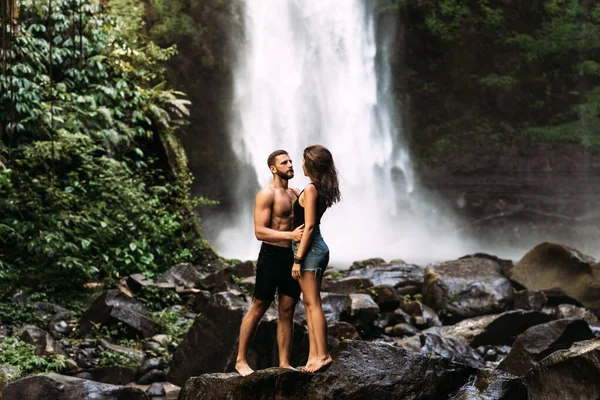 Pár Zamilovaných Vodopádu Líbánkový Výlet Šťastný Pár Ostrově Bali Krásný — Stock fotografie