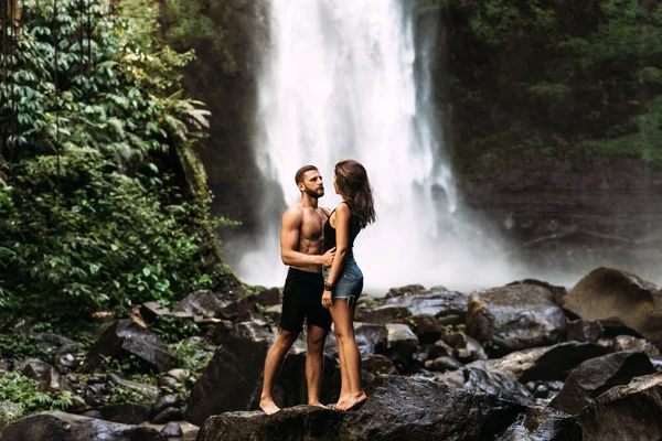 Couple Amoureux Une Cascade Voyage Noces Joyeux Couple Sur Île — Photo