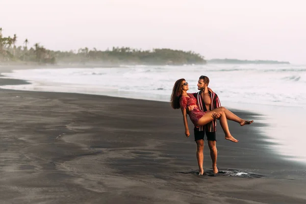 Šťastný Pár Kráčí Pláži Při Západu Slunce Milenci Pobřeží Pár — Stock fotografie