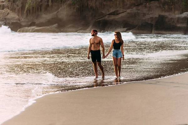 Casal Feliz Passeando Longo Uma Praia Areia Casal Apaixonado Pôr — Fotografia de Stock