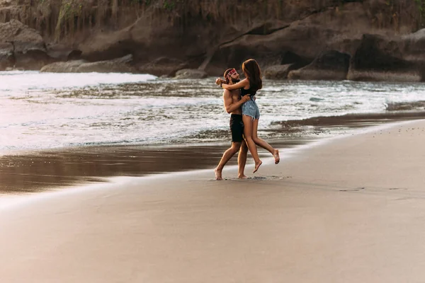 Ein Glückliches Paar Spaziert Bei Sonnenuntergang Strand Entlang Liebhaber Der — Stockfoto