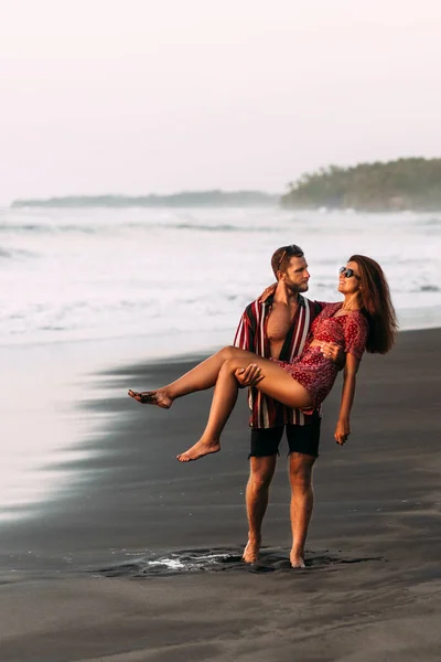 Coppia Sta Divertendo Sulla Spiaggia Una Coppia Innamorata Tramonto Passeggiando — Foto Stock