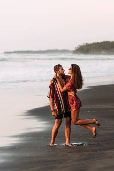 Счастливая Пара Веселится Побережье Пара Веселится Пляже Индонезии Мужчина Женщина — стоковое фото