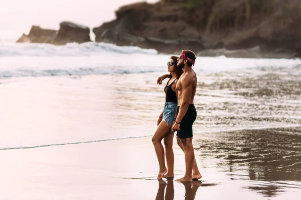 Una Bella Coppia Sulla Spiaggia Incontra Tramonto Una Coppia Innamorata — Foto Stock