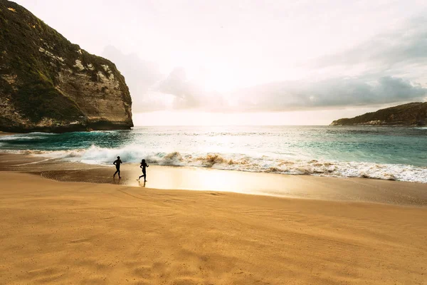 Uomini Donne Che Corrono Sulla Spiaggia Tramonto Silhouette Una Coppia — Foto Stock