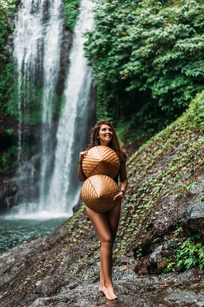 Fata Frumoasa Cascada Insula Bali Indonezia Fată Sexy Cascadă Tânără — Fotografie, imagine de stoc