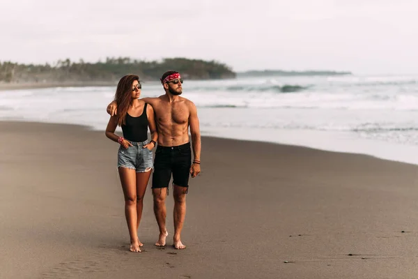 Una Coppia Innamorata Passeggia Lungo Spiaggia Tramonto Paio Passeggiate Lungo — Foto Stock