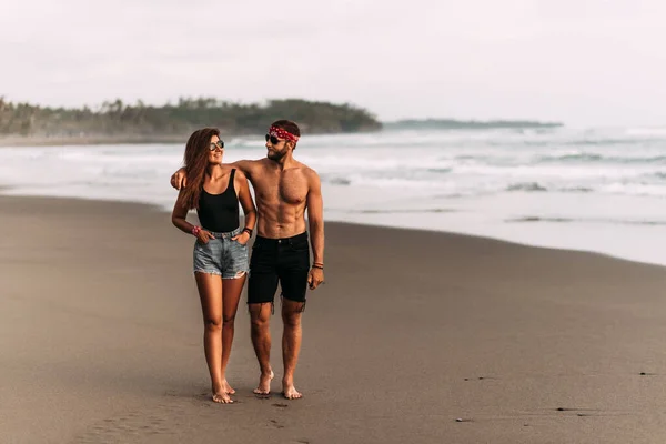 부부는 해변을 걸어가면서 서로를쳐다보고 있습니다 사랑하는 해변을 거닐고 있습니다 부부가해 — 스톡 사진