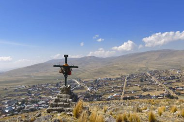 Cruz de mayonez sobre el pueblo de Ondores