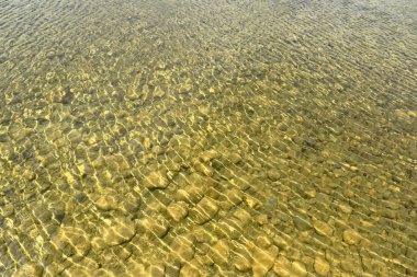 Fondo de agua con piedras on estanque
