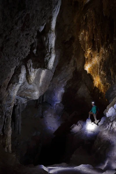 Explorador en cueva — стокове фото
