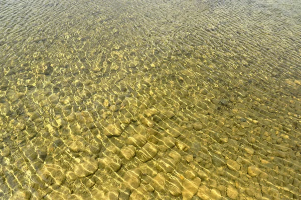 Fondo de agua con piedras en estanque Nincs magyar neve — Stock Fotó