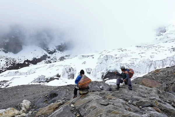 Pobladores a pies de nevado — Photo