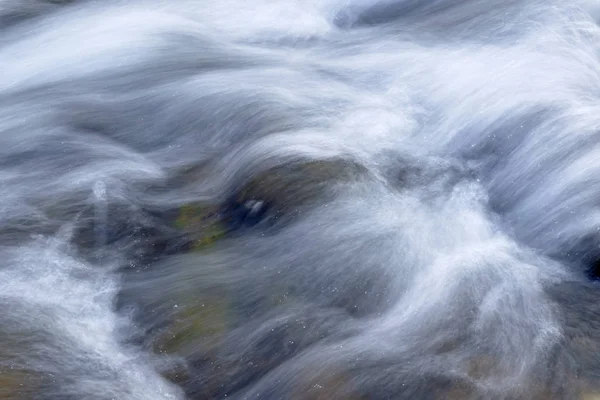 Água fluyendo — Fotografia de Stock