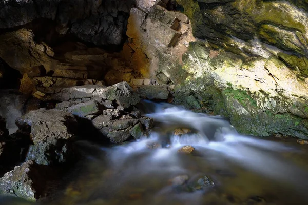 Río dentro de la gruta de Huagapo — Stock Photo, Image