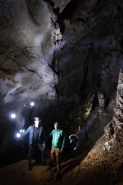 Exploradores en cueva — стоковое фото