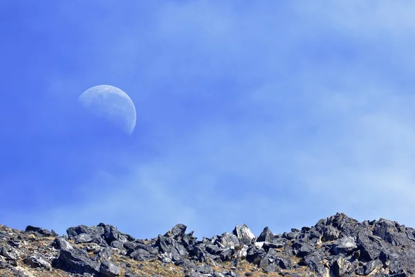 Luna en la tierra — Foto Stock