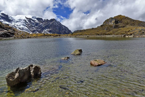 Nevado y laguna — 图库照片