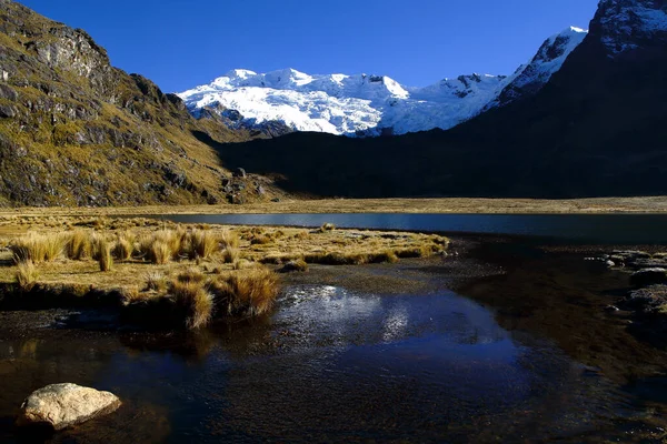 Nevado y laguna — Foto de Stock