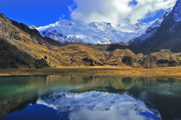 Karlı Huaytapallana 'nın erimesinden gelen lagün carhuacocha.