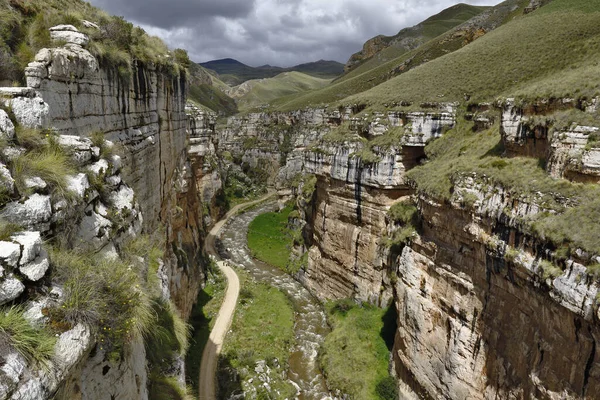 Heybetli Shucto Kanyonu 'nun (bükülmüş) manzarası, Canchayllo, Jauja' da bulunan milyonlarca yıllık erozyon sonucu oluşan bir kaya oluşumudur..