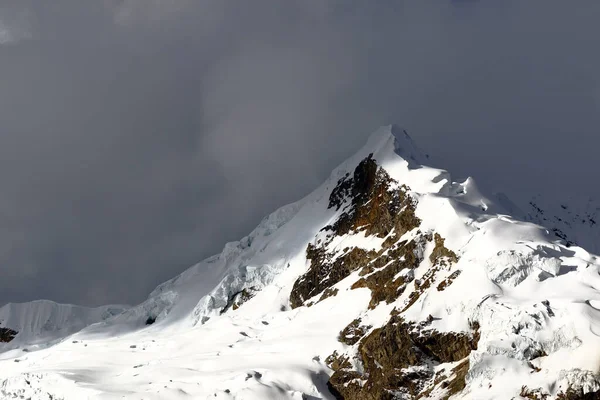 Karlı Huaytapallana 'nın ayrıntıları Peru And Dağları' nın orta sıradağlarında günbatımında.