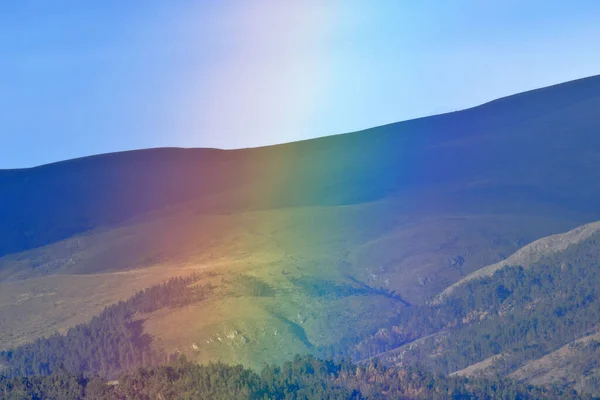 Arco Iris Sobre Las Montañas Después Una Llovizna Apreciando Belleza — Foto de Stock