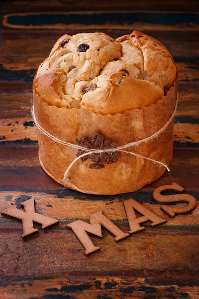 Panettone süßer Brotlaib traditionell zu Weihnachten — Stockfoto