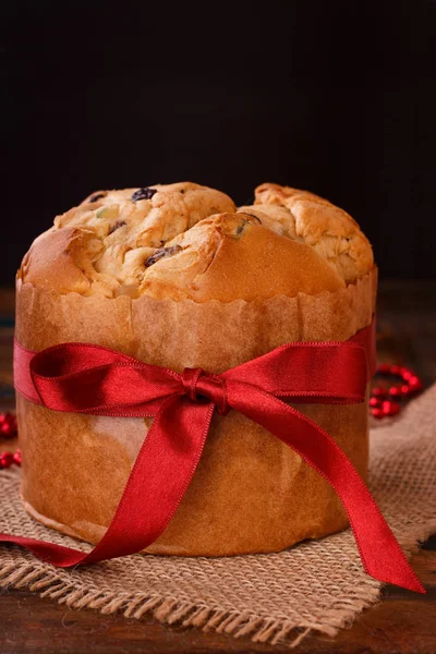 Panettone süßer Brotlaib traditionell zu Weihnachten — Stockfoto