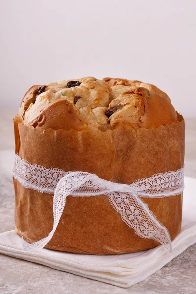 Panettone süßer Brotlaib traditionell zu Weihnachten — Stockfoto