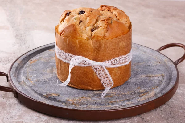 Panettone süßer Brotlaib traditionell zu Weihnachten — Stockfoto