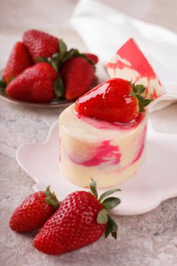 Beyaz çikolata, krema ve çilek ile pasta