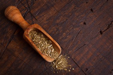 Ahşap zemin üzerine kepçe ile dostum